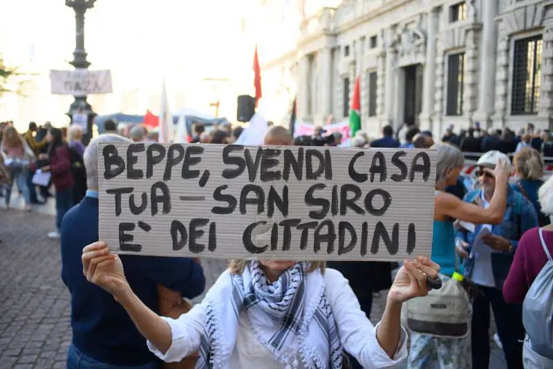 "Lo stadio non si vende". Scoppia la protesta di comitati e oppositori