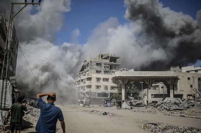 Hamas chiede modifiche al piano Trump. Israele: "Gaza City quasi completamente circondata" | La diretta