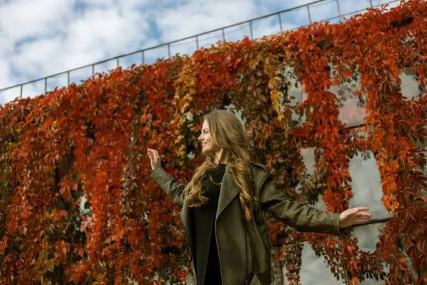 Blazer di pelle, la giacca di tendenza dell’autunno 2025. Come indossarlo con stile