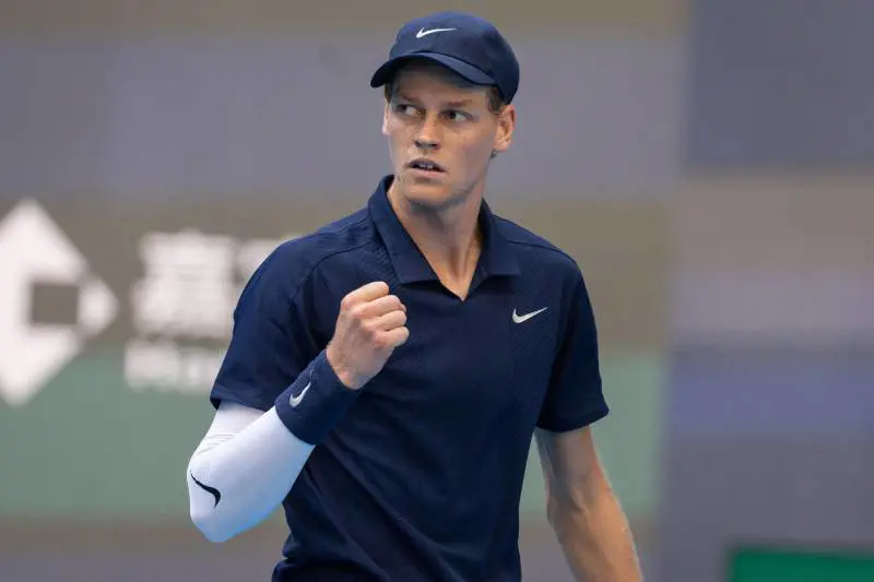 Sinner soffre ma vola in finale a Pechino, battuto De Minaur in tre set