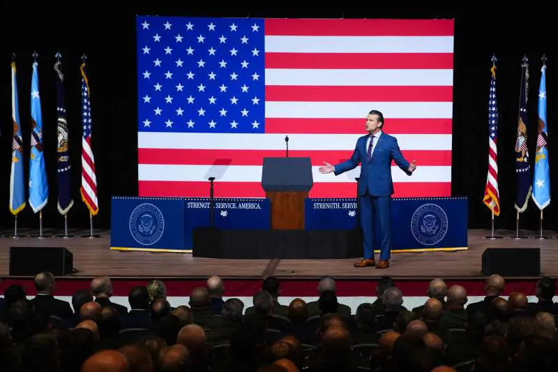 Trump e Hegseth ai generali Usa: "Ci prepariamo alla guerra. Stop con la decadenza woke"