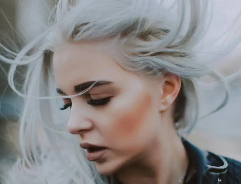 5 consigli per la cura del capelli grigi