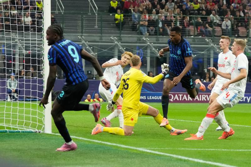 Inter Slavia Praga Dumfries gol