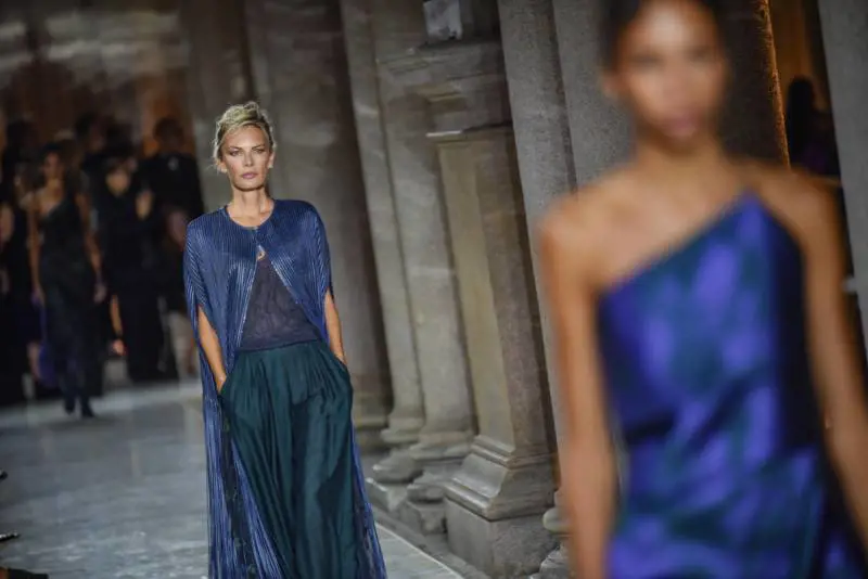 Blu eterno: quel colore-eredità di Giorgio Armani perfetto per le over 50