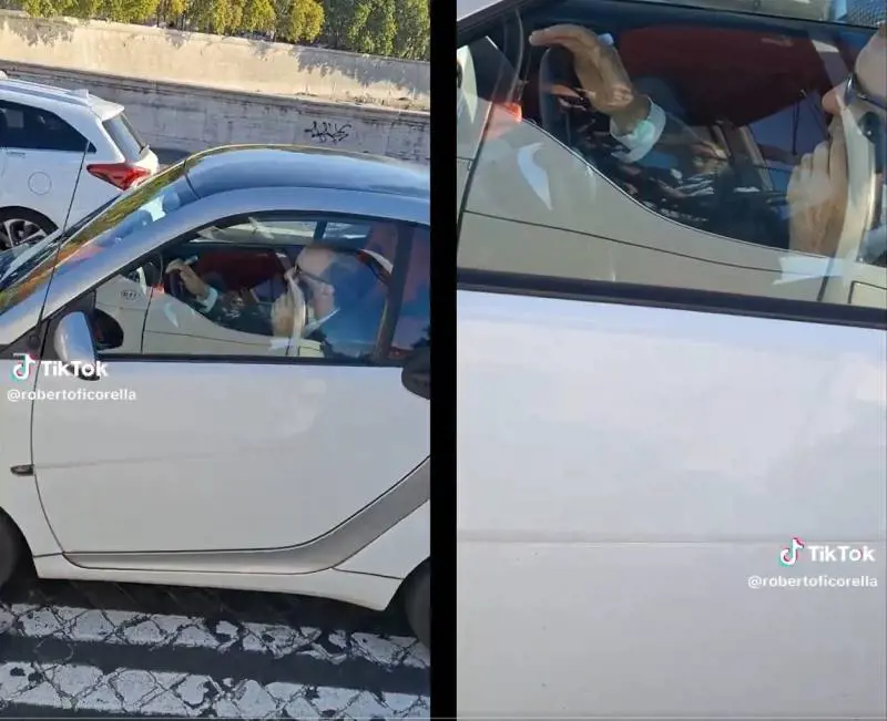 Benigni in auto col cellulare, snobba pure i fan. È polemica: "Icona del comunismo radical chic"