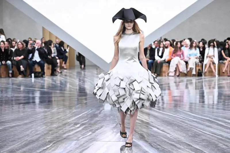 Con Dior un debutto stellare, con Vuitton tutti a casa dalla Regina