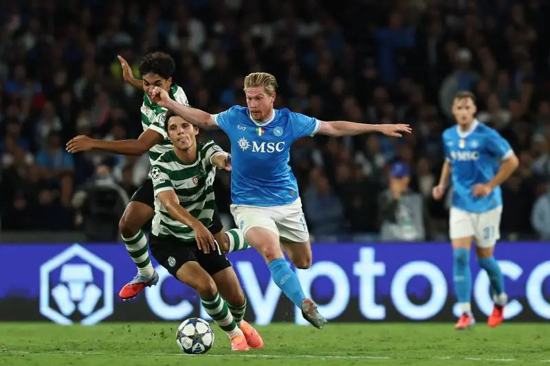 Il Napoli soffre ma piega per 2-1 lo Sporting Lisbona grazie alla doppietta di Hojlund