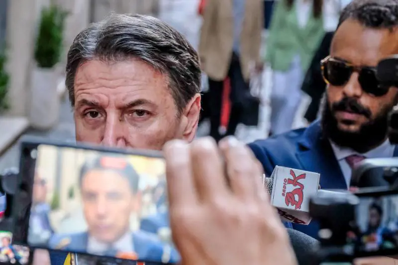 Trattative sulla mozione. Schlein e Conte tentati dall'astensione su Trump