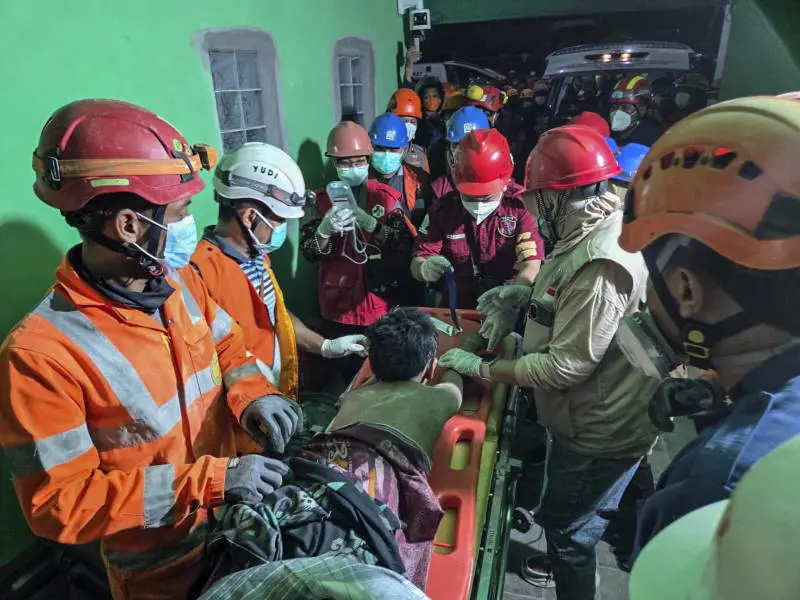 Indonesia, crolla una scuola. "Nessun segno di vita sotto le macerie"