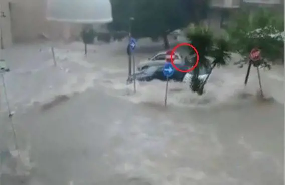 Scende dall'auto e viene travolta dall'acqua. Nubifragio ad Agrigento, dispersa una donna