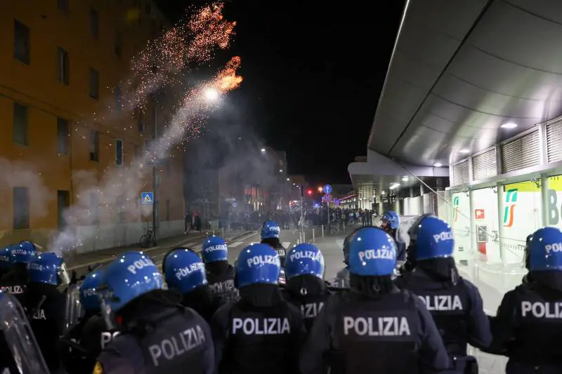 Pro Pal, guerriglia a Bologna. Scontri a Napoli e Torino e stazioni bloccate in tutta Italia