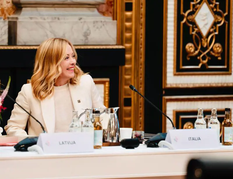Meloni, fiducia intatta e Fdi solido al 30%. Oggi il centrodestra è ancora oltre il 50% ma Conte batte Elly