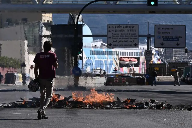 Sciopero per Gaza, Landini: "Piazze saranno strapiene". Salvini: "Paghi lui che ha organizzato". Caos treni a Roma, porto bloccato a Livorno | La protesta città per città