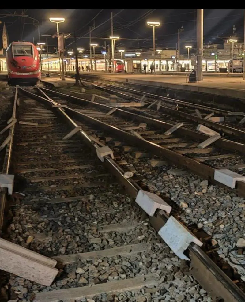 Vandalismo pro Pal a Firenze: blocchi di cemento sui binari della stazione