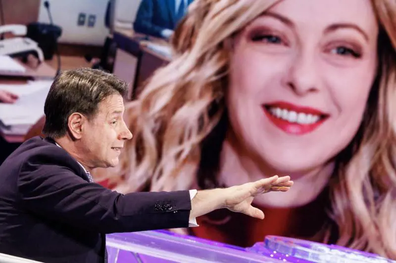 "Vuole lo scontro": il delirio di Conte contro Meloni