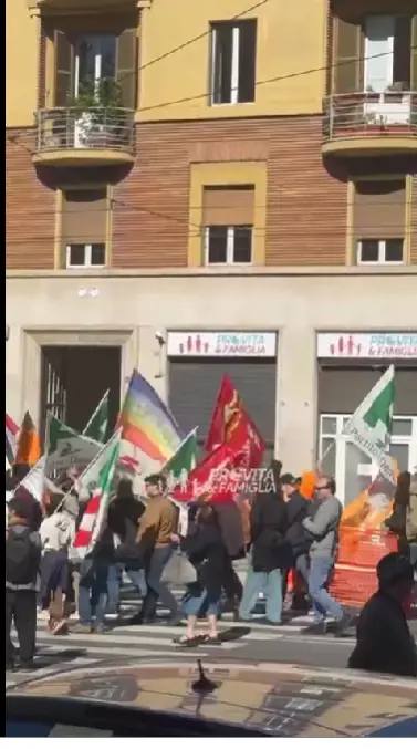 Uova contro la sede di Pro Vita & Famiglia. L'assalto di Pd e Cgil