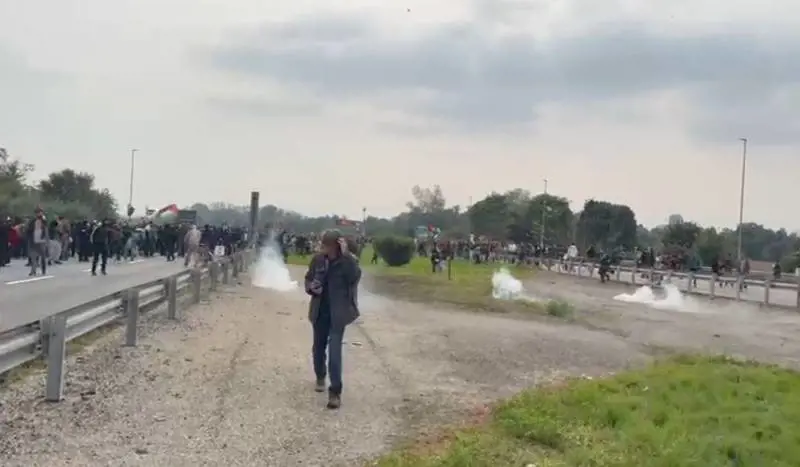 Milano, occupata la tangenziale. Pietre contro la polizia, gli agenti rispondono coi lacrimogeni