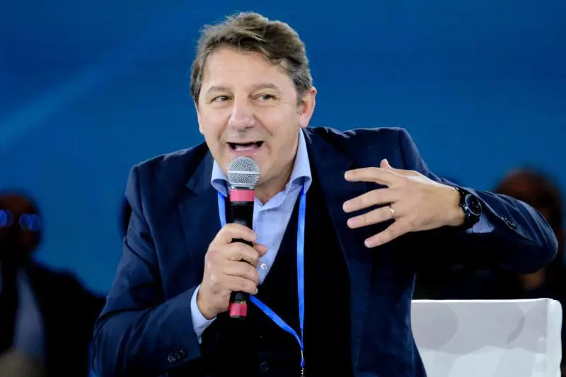 "La battaglia del cambiamento". Tridico tra gaffe e promesse mirabolanti chiude la campagna 