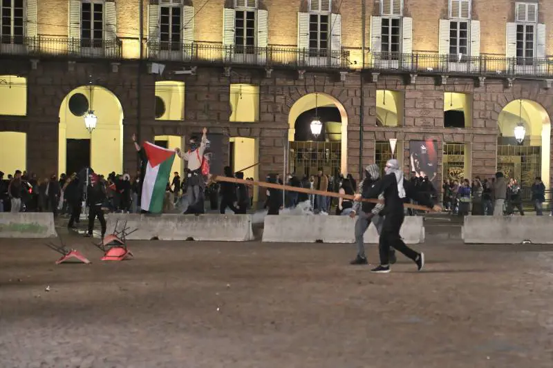 Pro  Pal, agenti feriti in tutta Italia per lo sciopero generale. A Torino carrelli incendiari e travi  contro la polizia