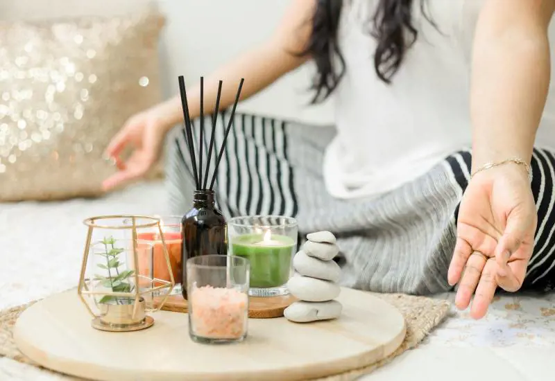 Meditare da soli, come iniziare la pratica: tecniche e benefici
