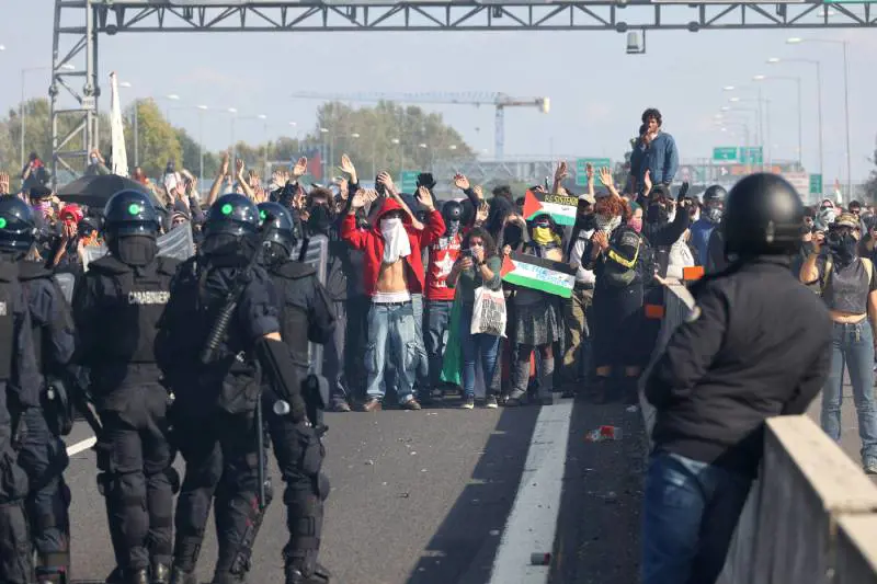 Antagonisti, centri sociali, collettivi e militanti pro islam: i soliti noti dietro la rivolta