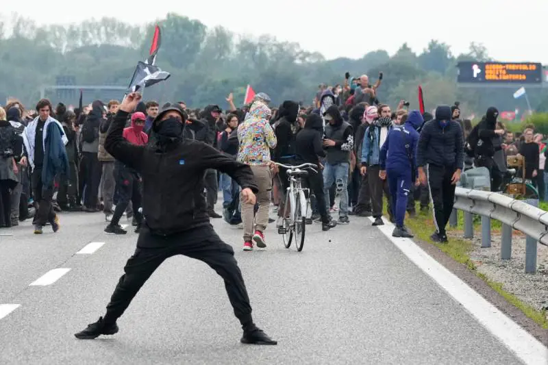 L’assalto: 55 poliziotti feriti. Bambini usati come scudi umani