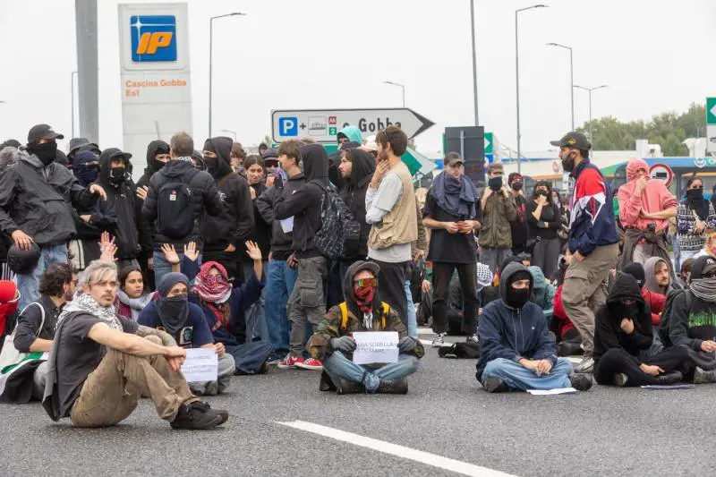 Milano ripiomba negli anni Settanta. Tangenziali in tilt tra sassate e petardi