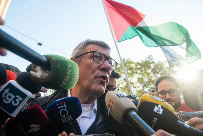 Landini esulta: "Siamo 2 milioni". E consegna la Cgil ai pro Pal
