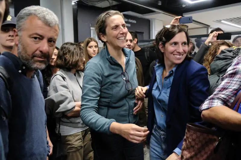 I rivoluzionari con la scorta di Stato