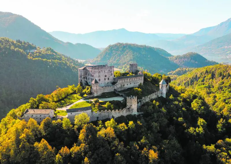 Viaggio tra leggende e misteri nei 150 castelli e palazzi nobiliari
