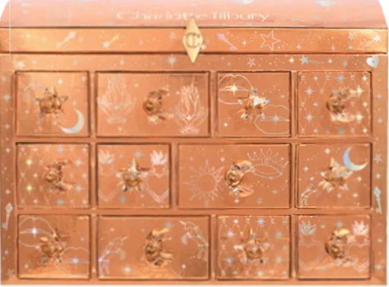 Rossetti, skincare, blush. Dietro alle finestrelle dei nuovi Calendari le sorprese sono beauty