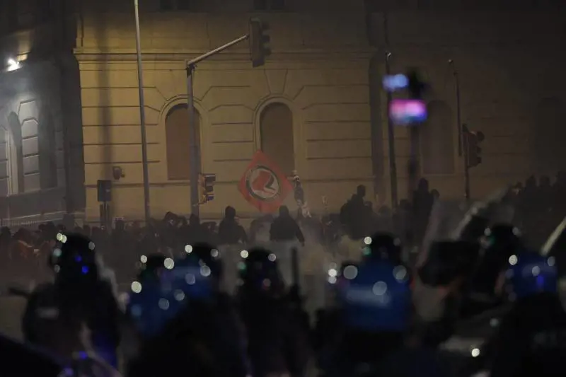 "Copritevi così". I vademecum (illegali) per i manifestanti
