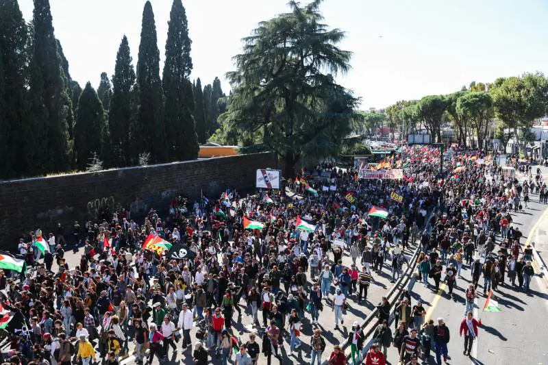 Piazze violente, ma chi cerca davvero la pace?