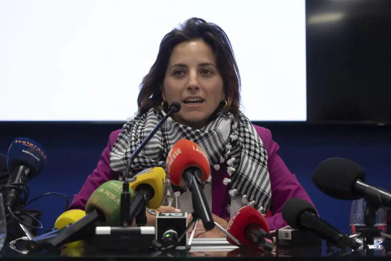 "Spero vi prendano in ostaggio". Dito medio e insulti alle europarlamentari italiani della Flotilla