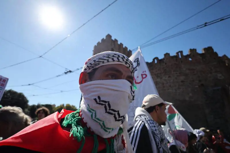 Nuovo blitz pro-Pal nel Consiglio di Bologna, stop ai lavori e studenti in fuga: cosa è successo