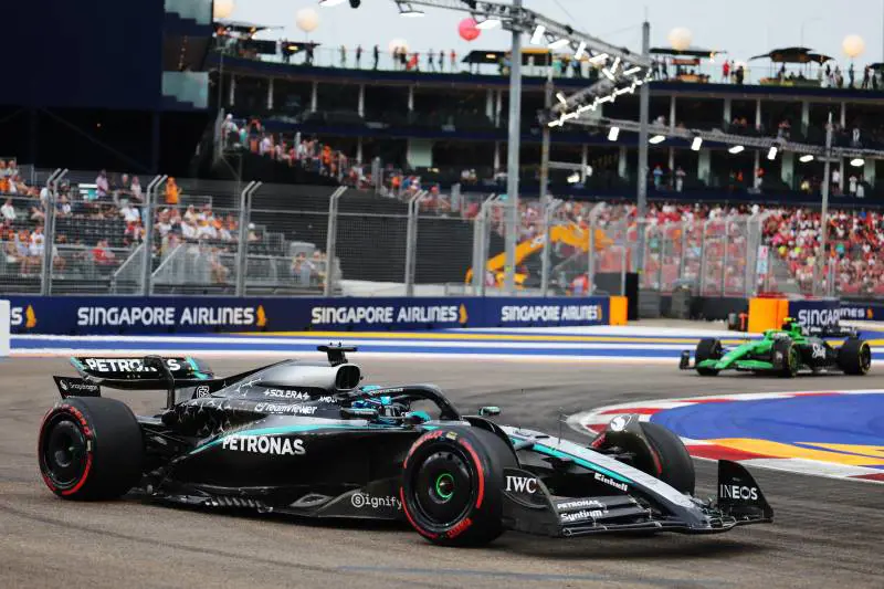 F1, pole e record a Singapore per Russell. Super Antonelli quarto, male le Ferrari