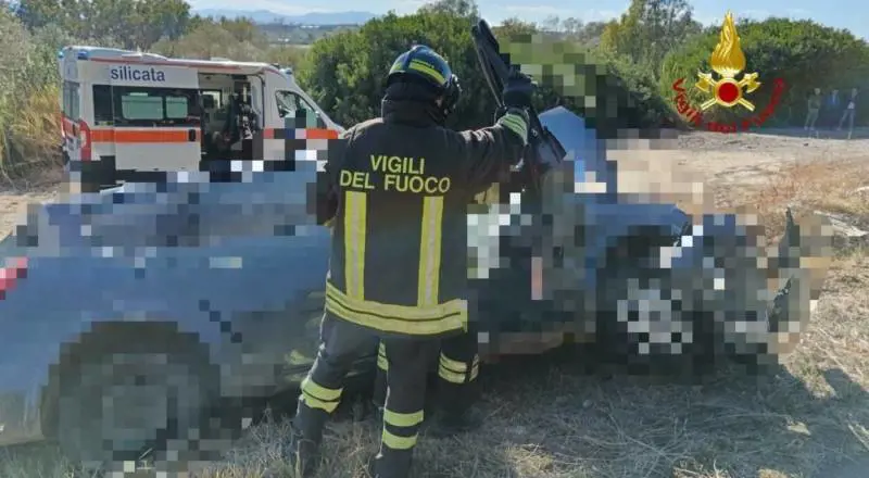 Tragedia nel Materano, auto con 10 persone a bordo si schianta contro un camion: 4 morti