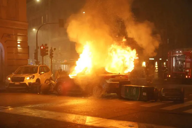 Guerriglia a Roma: Meloni a testa in giù, i pro Pal incendiano auto e assaltano gli agenti