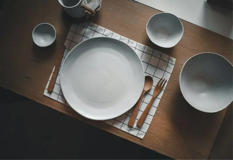 Saltare la cena fa bene? Chi può farlo e chi invece deve evitarlo