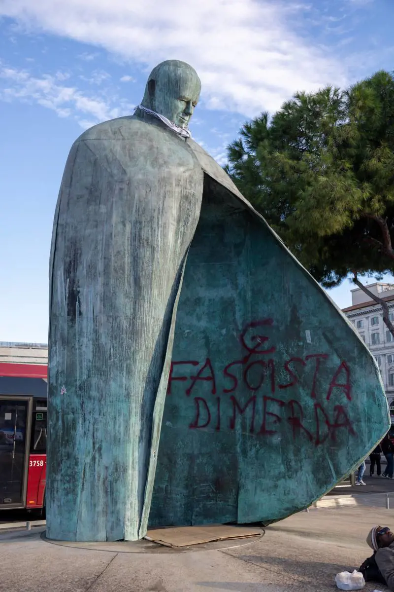 Slogan e minacce poi la guerriglia. Vergogna delle piazze "pacifiste"