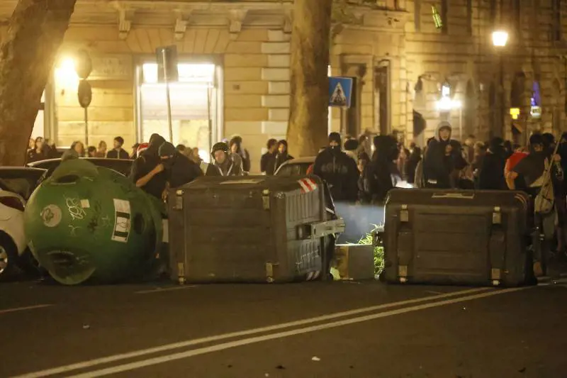 Scontri pro Pal, ora il Pd si indigna per i controlli. I poliziotti replicano: "Spranghe per i trattati di pace?"