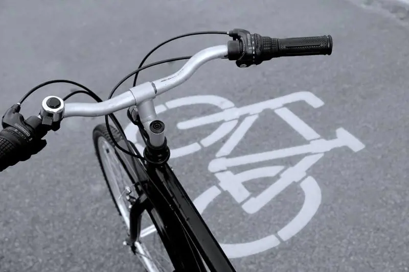 Modena, donna aggredita e violentata lungo la ciclabile: arrestato un ventenne