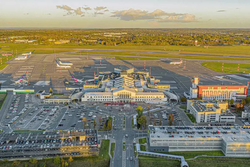 Palloni aerostatici per contrabbandare sigarette: chiuso l'aeroporto di Vilnius per interferenze