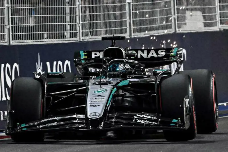 F1, Russell trionfa a Singapore davanti a Verstappen: alla McLaren il titolo costruttori