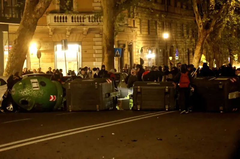 Riprende i pro Pal che cambiano abito, giornalista minacciata a Roma: "Costretta a cancellare tutto"
