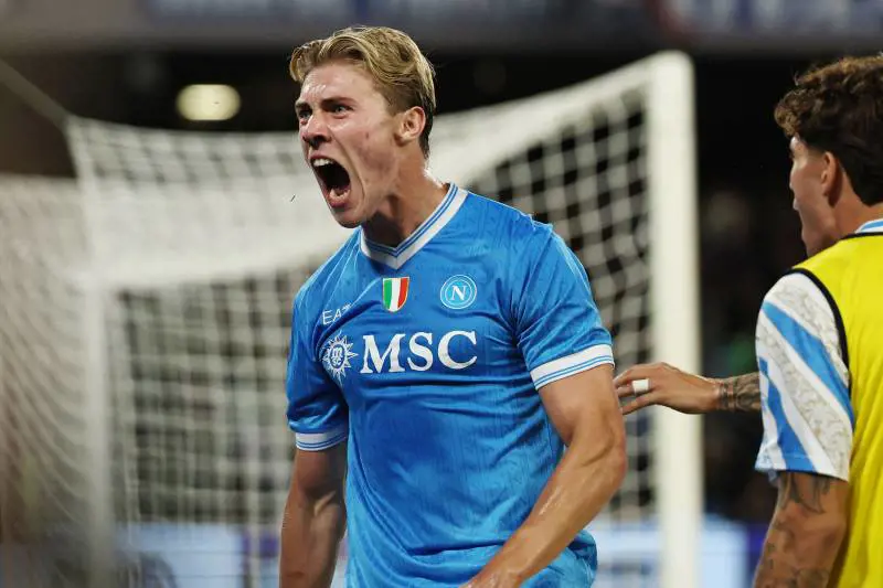 Il Napoli ribalta il Genoa e aggancia la Roma: Hojlund fa volare gli azzurri