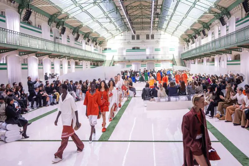 Lo sport sensuale di Lacoste. Le donne di luce di Valentino