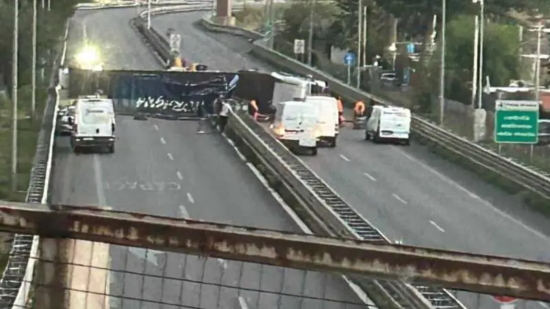 Il tir ribaltato paralizza l'A29. L'incredibile incidente in autostrada