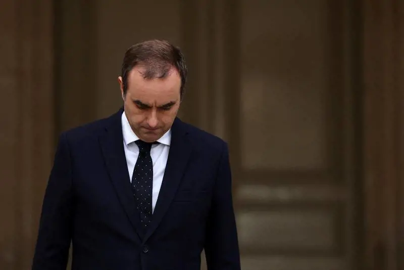 Caos in Francia, Lecornu si dimette dopo aver presentato i suoi ministri: "Non ci sono le condizioni per governare"