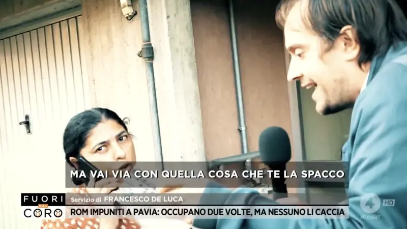 "Te la spacco". Rom abusiva minaccia la troupe di Fuori dal Coro 